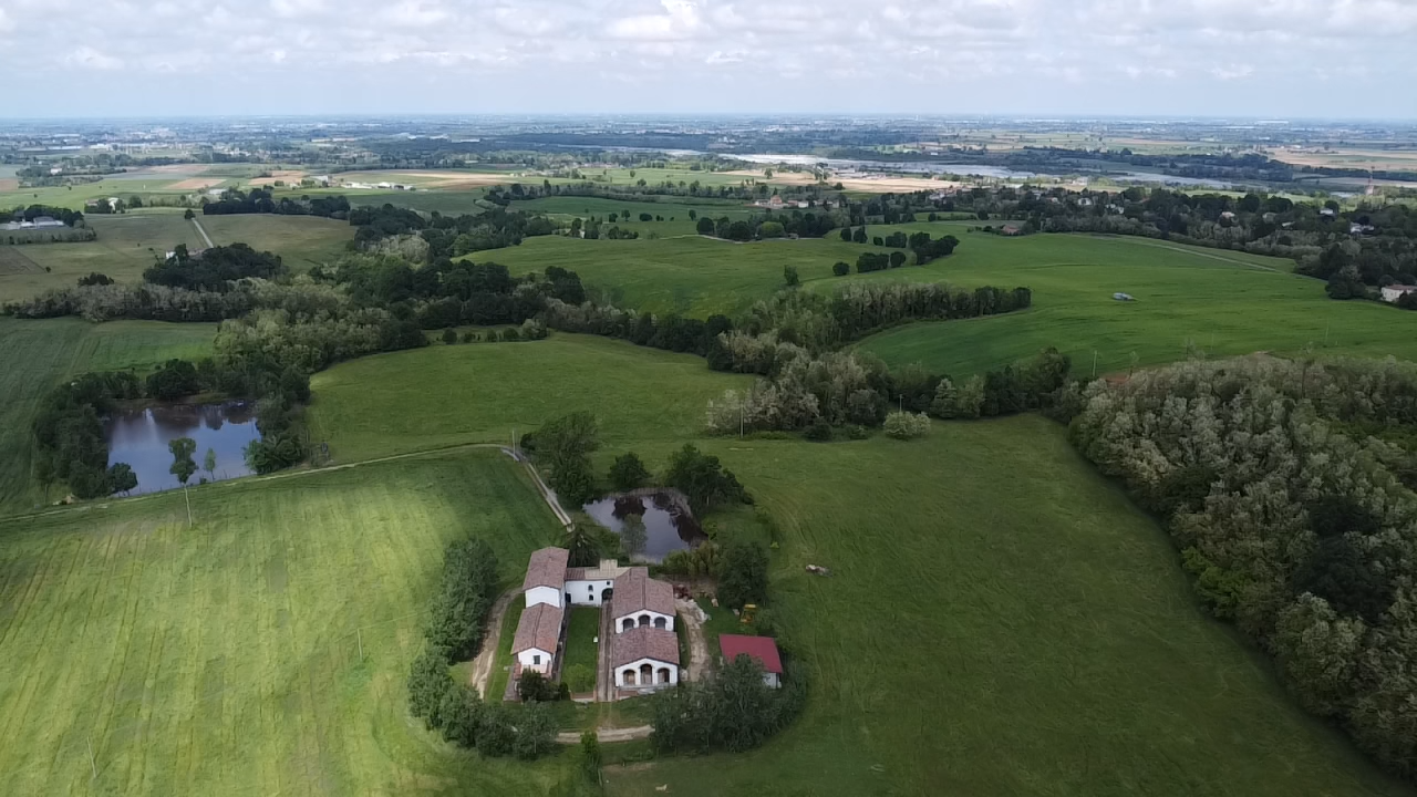 Vista aerea della campagna e della tenuta Torre di Francia a Sarmato